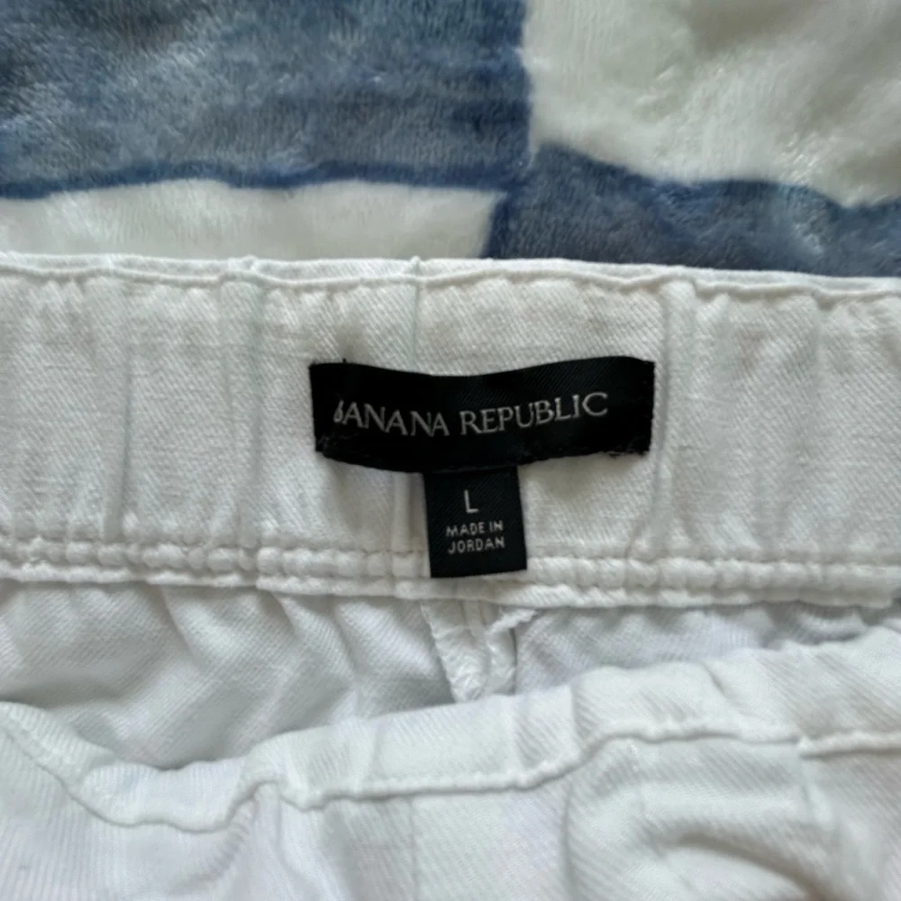 Banana Republic Women's High Waist White Shorts - Picture 2 of 3